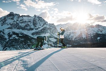 Schifahrerin auf unberührter Piste Col Alt mit Sicht auf den Sassongher