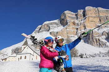 Skifahrer rasten mit Sicht auf den wunderschönen Berg Conturines